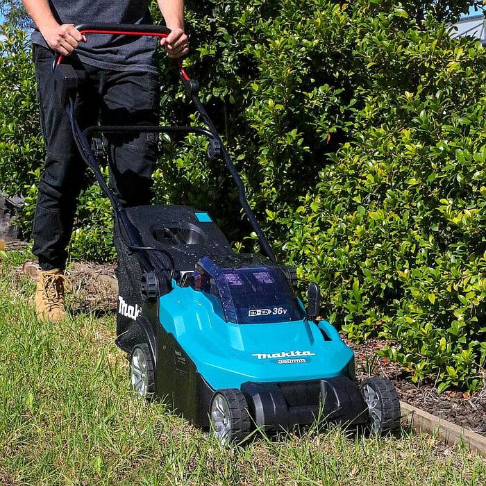 Акумуляторна газонокосарка Makita DLM432PT2 (43 см, 2x5Аг)