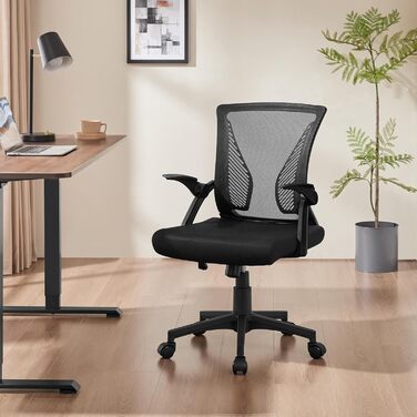 Офісне крісло Yaheetech ергономічне, комп'ютерне крісло з сітчастою спинкою, крісло для офісу з підлокітниками, крісло керівника з сітки, регульоване по висоті, вантажопідйомність 136 кг, дихаюче, функція гойдання (Чорний, відкидні підлокітники)