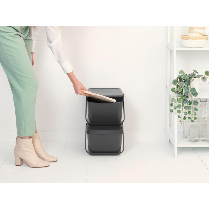 Сміттєвий кошик Brabantia Sort & Go з кришкою, 20 л, сірий — компактний контейнер для сортування відходів та тари