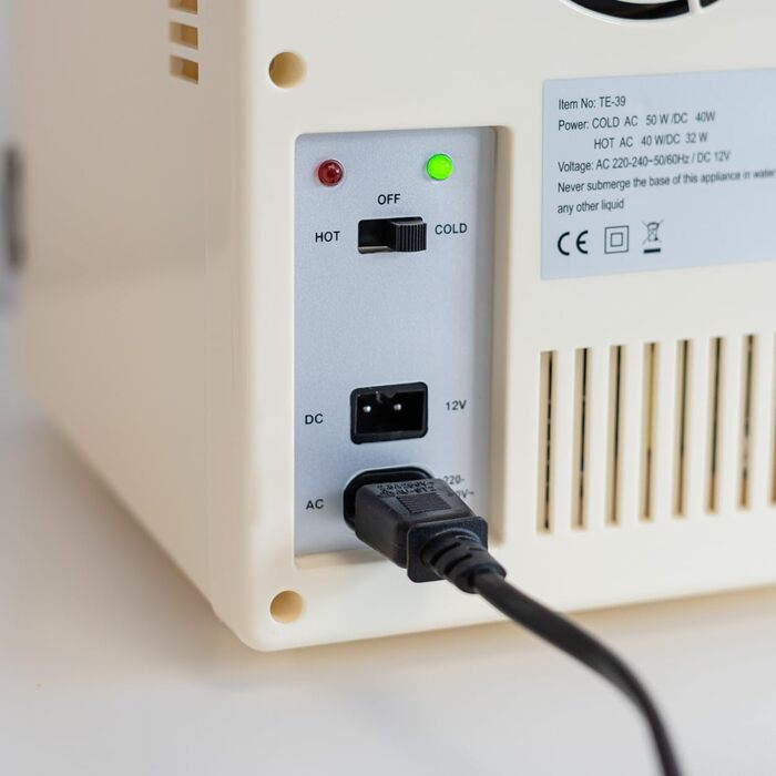 Міні-холодильник Flamingueo 4L: 12V/220V, охолодження та нагрів, для кімнати/столу, бежевий