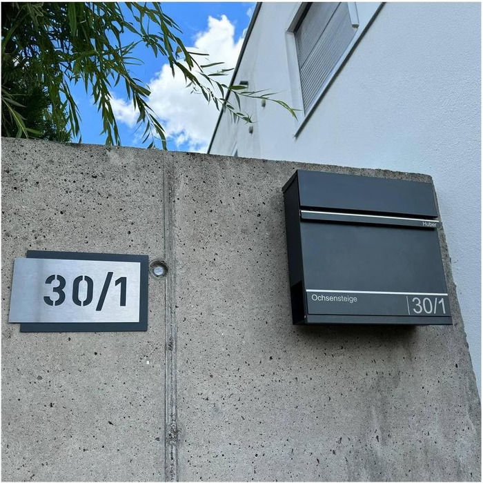 Поштова скринька Metzler Hermann Anthrazit RAL 7016 з газетницею та номерним знаком – персоналізована лазерним гравіюванням. Сучасна водонепроникна та антикорозійна поштова скринька