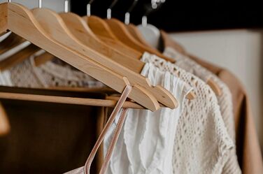 Дерев'яні вішалки для одягу OGIVO – набір з 4 шт. з обертовим гачком та виступами на плечах (натуральне дерево)