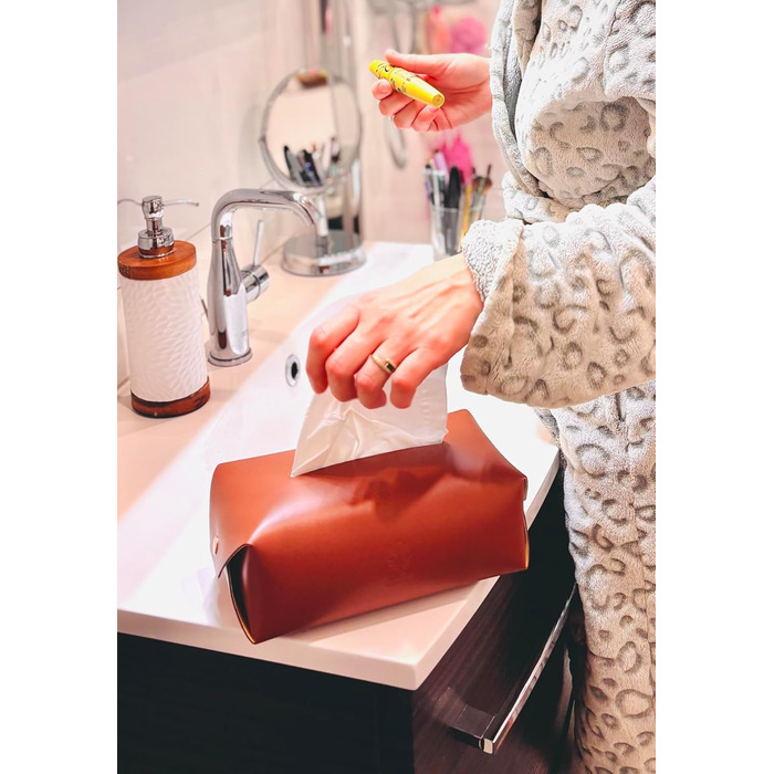 Genuine Leather Cosmetic Tissue Box, Handcrafted, Made in Italy, perfect for living rooms, bathrooms, kitchens, and office/practice (Cognac)