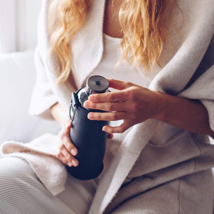 EQUA large drinking bottle with faux leather sleeve, 750 ml, made of borosilicate glass, BPA-free and leak-proof.