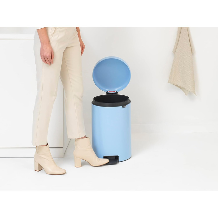 Відро для сміття Brabantia NewIcon 30L з м'яким закриттям кришки та педальним механізмом, 29 x 38 x 68 см, блакитний