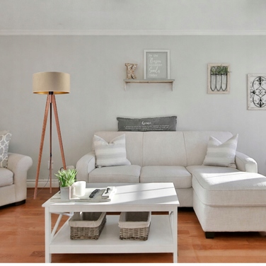 Підлогова торшерна лампа на дерев'яному тринозі (горіх) з велюровим абажуром бежево-золотистого кольору