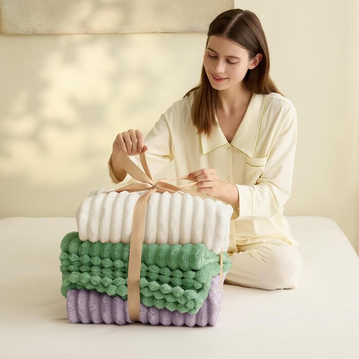 Плед Wavve: м'який флісовий плед 150x200 см, світло-сірий колір для дивану та декору кімнати