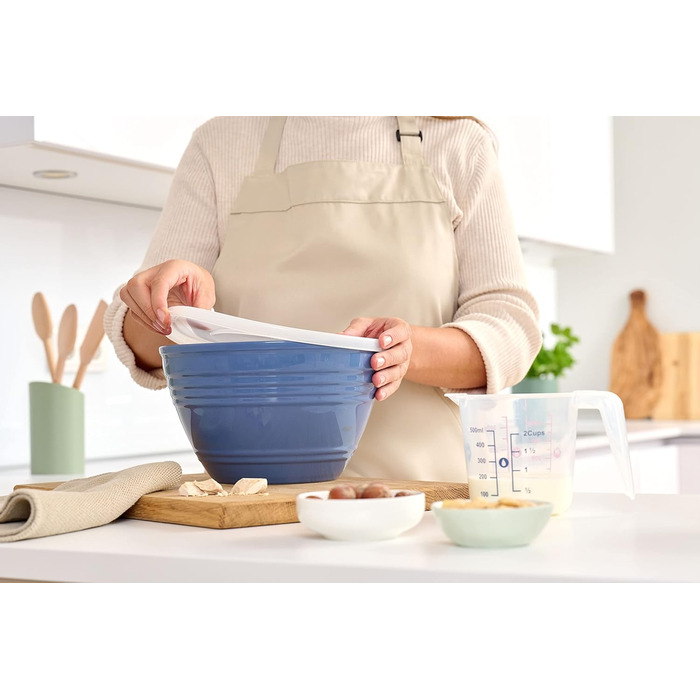 Emsa Prep&Bake Plastic Mixing Bowl 4.15 L, with a preserving lid for refrigerator storage, non-slip base, perfect stability when mixing, dishwasher-safe, stackable K32541