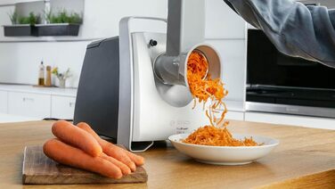 М'ясорубка Bosch MFW68660 сріблясто-чорна, 2200 Вт, насадки для ковбас, 4 тертки, 3 диски з нержавіючої сталі (3, 4.8, 8 мм)