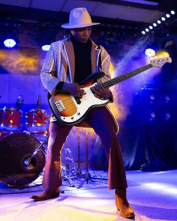 Бас-гітара Donner E для початківців, 4-струнна P-стиль, повний розмір, з сумкою, ременем та кабелем (sunburst)