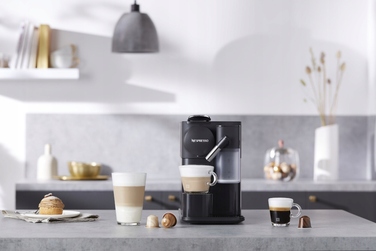 Капсульна кавомашина з капучинатором De'Longhi Lattissima One, 19 бар, чорна