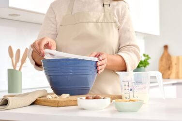 Emsa Prep&Bake Plastic Mixing Bowl 4.15 L, with a preserving lid for refrigerator storage, non-slip base, perfect stability when mixing, dishwasher-safe, stackable K32541
