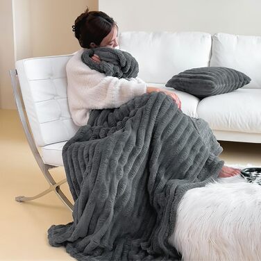 Тепла фланелева ковдра 150x200 см - м'яка ковдра на ліжко та диван, ідеальний подарунок для мами, дружини та подруги (темно-сірий)