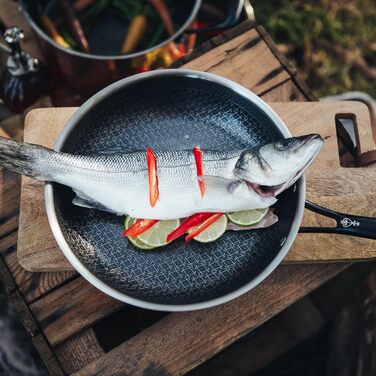 Пан з нержавіючої сталі NYORD - антипригарне покриття, з гранульованою поверхнею, для плити та духовки, з кришкою, 24 см