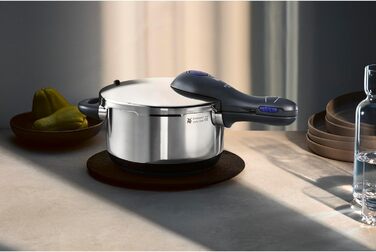 Мультиварка WMF Perfect Plus One Pot 6,5л з вставкою, для індукції, з захистом від полум'я, великим сигналом, 2 рівнями приготування, знімний ручка кришки