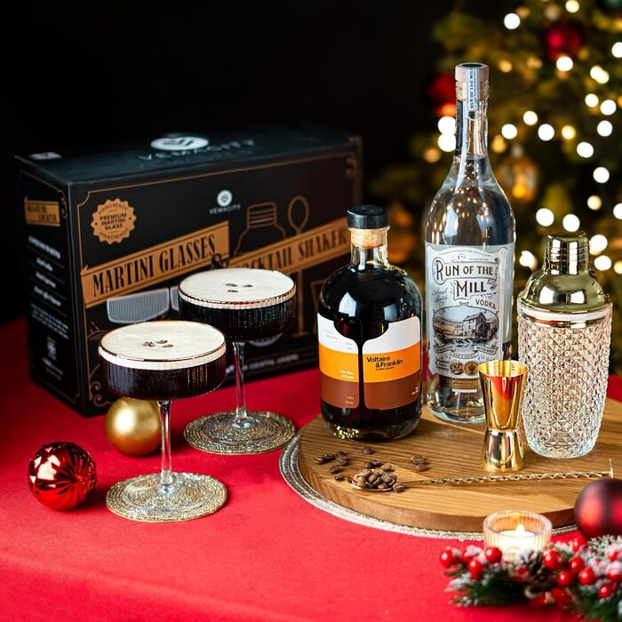 Набір для коктейлів Vemacity: шейкер (500 мл) + 2 келихи Espresso Martini з золотим обідком, барна ложка та джиггер | Набір бармена | Келихи та шейкер для коктейлів | Ідеальний подарунок на Різдво та Новий рік. Золотий шейкер та класичні келихи Martini