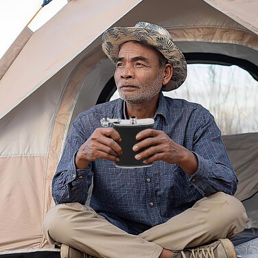 Фляга з нержавіючої сталі 8oz (240 мл) з набором: воронка та 4 стаканчика. Ідеальна для туризму, весілля, кемпінгу, альпінізму, пікніків (чорна)