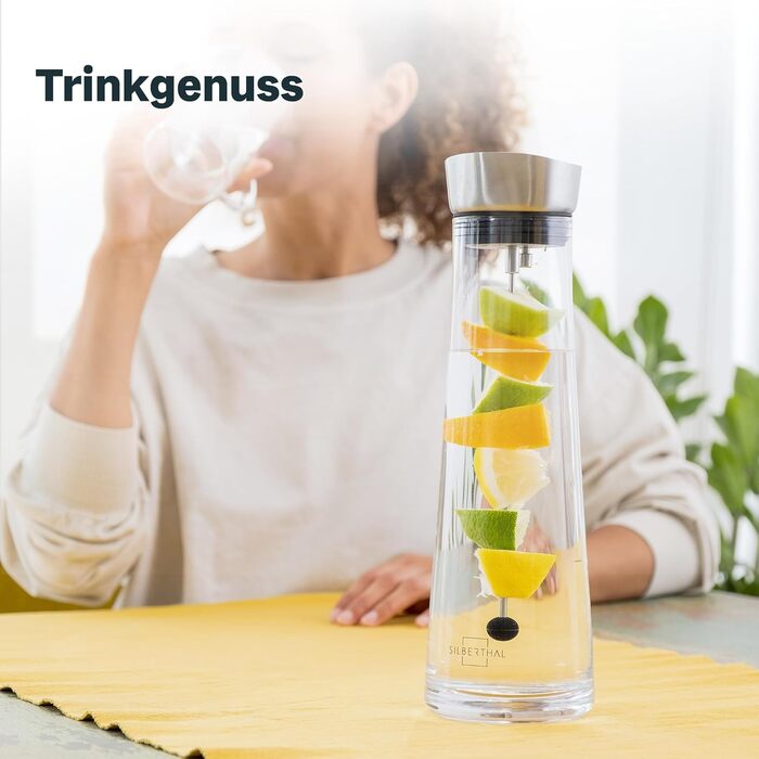Glass giraffe carafe with lid and fruit skewer - stainless steel lid opens with a tilt - water carafe with fruit strainer, transparent
