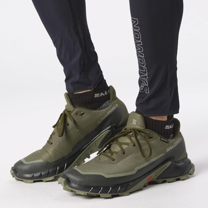 Чоловічі трейлові кросівки Salomon Alphacross 5 Gore-Tex (46 2/3 EU, Olive Night Black Deep Lichen Green)