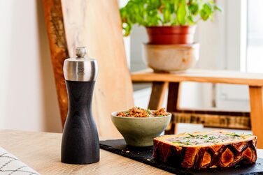 Мельниця для солі Peugeot Fidji 15 см, графіт, ручна, з регулюванням ступеня помолу, з сертифікатом PEFC, кухонне приладдя