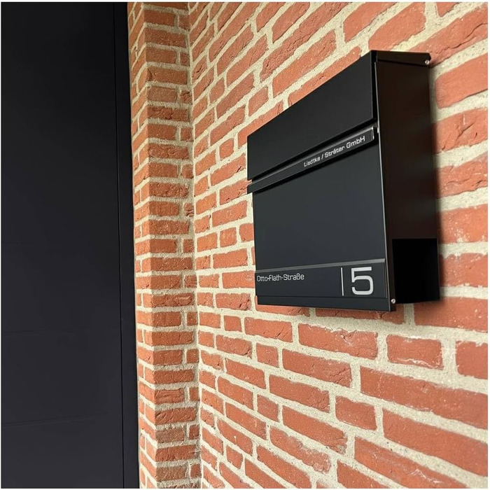 Поштова скринька Metzler Anthrazit RAL 7016 з газетницею та номером будинку – персоналізована лазерним гравіюванням – сучасний поштовий ящик з табличкою, водонепроникний та стійкий до іржі | Модель Hermann
