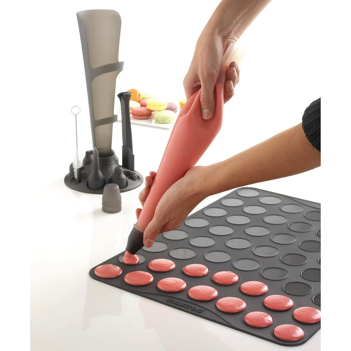 Mastrad F38201 Piping Bag Set - Piping Tips Pastry Press for Macarons and other piped pastries - Decorating bottle for filling choux pastry and decorating muffins, cupcakes, cakes, tortes, etc.