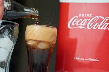 Машина для приготування льоду Salco Coca Cola – 10 кг на день, червоний колір, для коктейлів та вечірок
