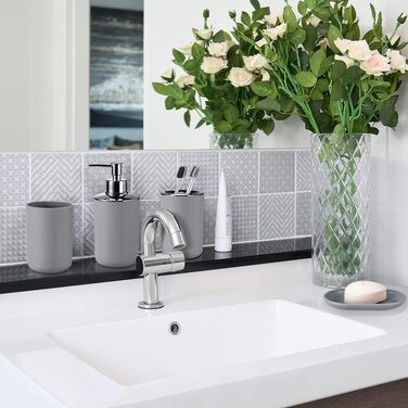 Набір аксесуарів для ванної кімнати Otostar сірого кольору: бамбук, тримач для ватних паличок, дозатор мила, тримач для зубних щіток, миска для мила, тримач для унітазу, сміттєвий бак, пластик (6 предметів)