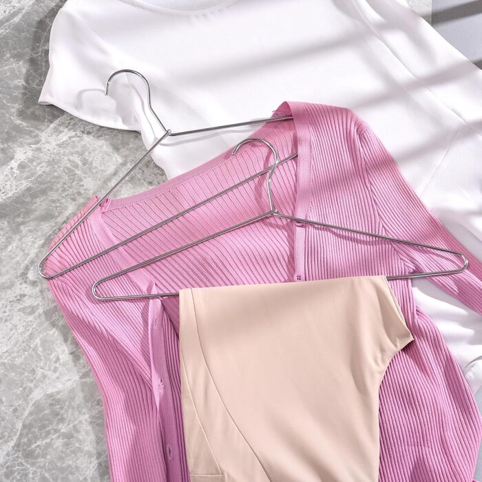 Amber Home 20-Piece 43cm Chrome Iron Clothes Hangers, Silver Metal Clothes Hangers for Suit, T-Shirt, Shirt, Jacket, Dress, Pants, Robust and Durable