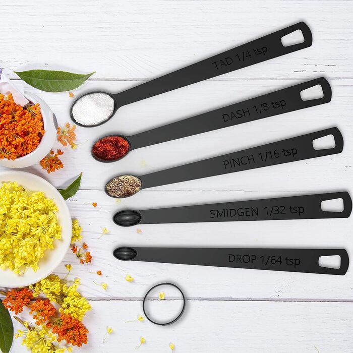 Wildone 21 black measuring cups and spoons, including 7 stainless steel measuring cups, 8 double-sided measuring spoons, 1 leveler, and 5 mini spoons.