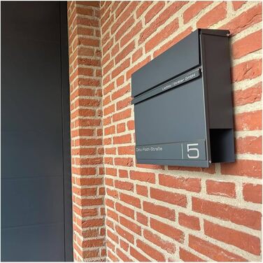 Поштова скринька Metzler Hermann Anthrazit RAL 7016 з газетницею та номерним знаком – персоналізована лазерним гравіюванням. Сучасна водонепроникна та антикорозійна поштова скринька