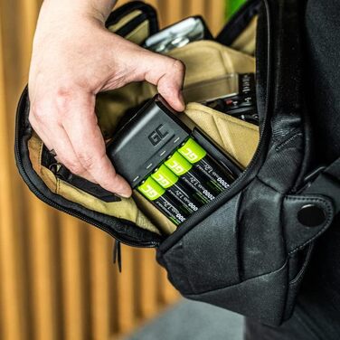 Зарядний пристрій Green Cell VitalCharger для акумуляторів AA AAA 2000mAh (4 канали) з Micro USB та USB-C, LED-індикація