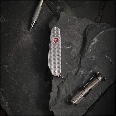 Швейцарський ніж Victorinox Cadet - мультитул з 9 функціями, ніж, викрутка 3 мм, відкривачка для пляшок