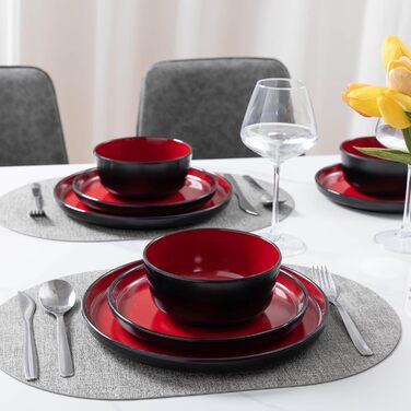 Набір посуду на 4 особи (12 предметів): тарілки для їжі, десертні тарілки, миски для каші, легкі тарілки та миски з меламіну. Підходить для кемпінгу, дачі, пікніків. Кольори: червоний та чорний.