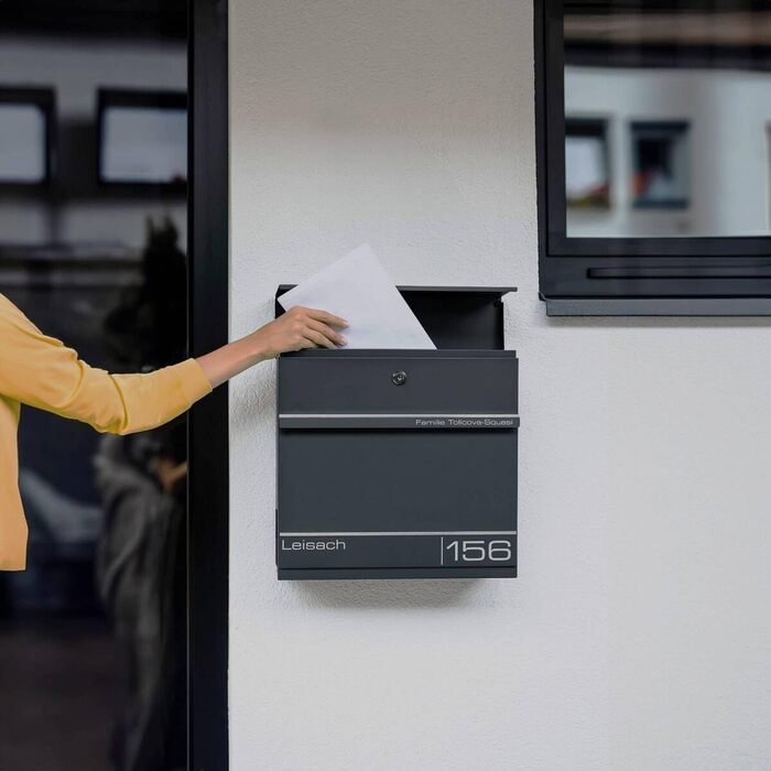 Поштова скринька Metzler Hermann Anthrazit RAL 7016 з газетницею та номерним знаком – персоналізована лазерним гравіюванням. Сучасна водонепроникна та антикорозійна поштова скринька