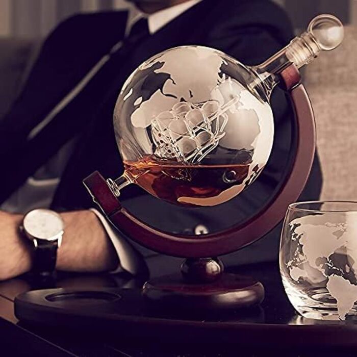 Maverton Whisky Decanter with Engraving - Globe with Ship, 850 ml - 2 Whisky Glasses Set - Whisky Decanter - Christmas Gifts - Personalized Birthday Gift for Men - Engraving