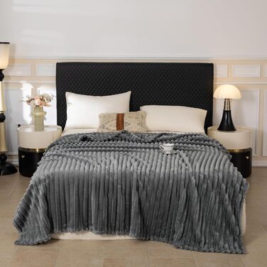 Тепла фланелева ковдра 150x200 см - м'яка ковдра на ліжко та диван, ідеальний подарунок для мами, дружини та подруги (темно-сірий)