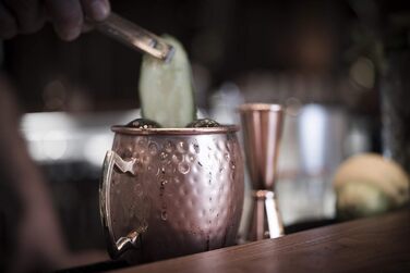 Набір для коктейлів Buddy's Bar Moscow Mule: 2 мідні келихи 500 мл, мірний стакан 5 cl, барна ложка 27 см, прес для лайма, подарункова коробка, харчова мідь, 4 предмети