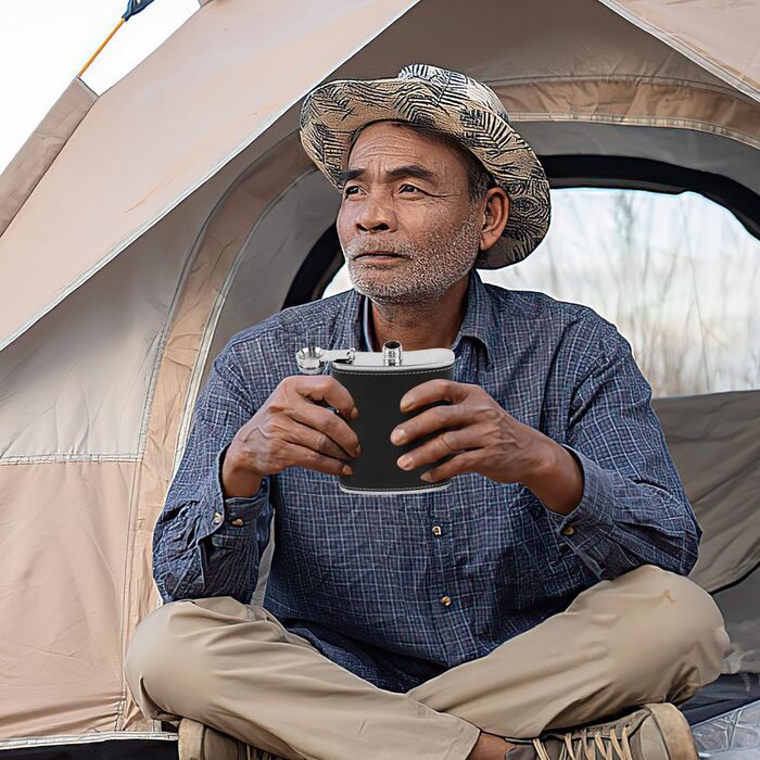 Фляга з нержавіючої сталі 8oz (240 мл) з набором: воронка та 4 стаканчика. Ідеальна для туризму, весілля, кемпінгу, альпінізму, пікніків (чорна)