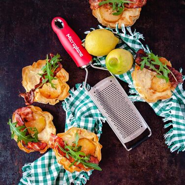 Терка Microplane Fein для сиру, цитрусових, часнику, чилі, кориці та мускатного горіха з лезами з нержавіючої сталі - Made in USA (Червона, Тонка леза)