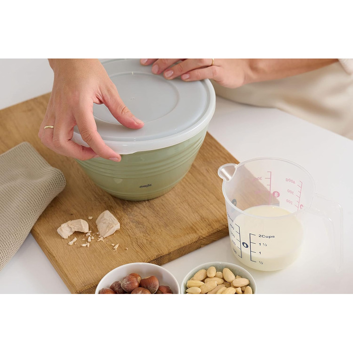 Emsa K32527 Prep&Bake Plastic Mixing Bowl 2.75 L | with a preserving lid for refrigerator storage | non-slip base | perfect stability when mixing | dishwasher safe | Green