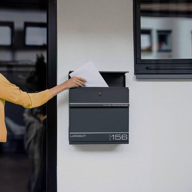 Поштова скринька Metzler Hermann Anthrazit RAL 7016 з газетницею та номерним знаком – персоналізована лазерним гравіюванням. Сучасна водонепроникна та антикорозійна поштова скринька