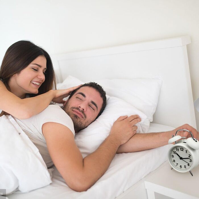 Homchen 10.2 cm Double Bell Alarm Clock, No Ticking, Battery-Powered, Loud Vintage-Style Alarm Clock with Night Light for Bedroom, White
