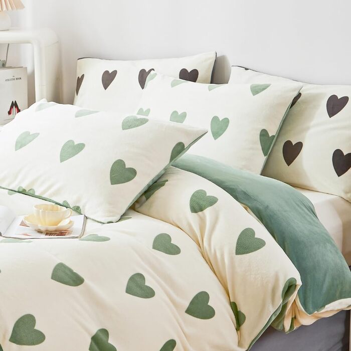 Nayoroom Winter Duvet Cover Set 155x220 Purple Hearts Pattern Fleece Biber Duvet Cover Set 2 Piece White Cashmere Touch Warm Plush Duvet Cover Fluffy Flannel Violet Reversible Duvet Cover and Pillowcase 80x80 Purple 155 x 220 + 80 x 80 cm