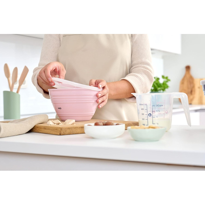 Emsa K32517 Prep&Bake Plastic Mixing Bowl 1.7 L | with a preserving lid for refrigerator storage | non-slip base | perfect stability when mixing | dishwasher safe | Pink