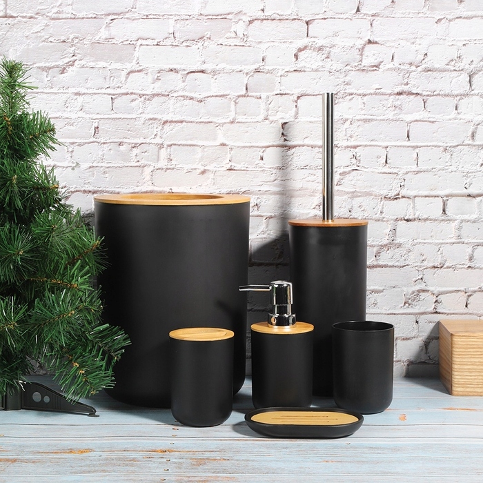 Набір аксесуарів для ванної кімнати чорного кольору: ергономічна щітка для унітазу, кошик для сміття та мильниця