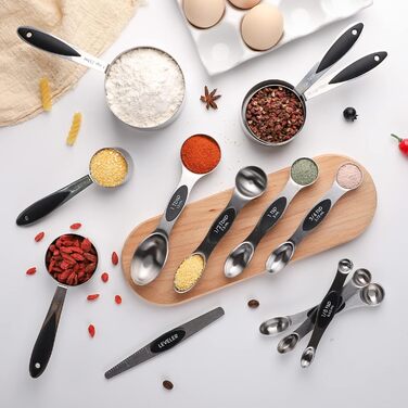 Measuring cup and spoon set includes 5 stainless steel measuring cups, 7 magnetic measuring spoons, and 1 leveler for dry or liquid ingredients (black)