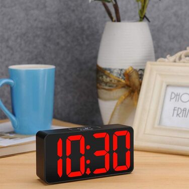 LED годинник-будильник Eachui з USB-зарядкою, великий дисплей, регулювання яскравості та гучності, функція відкладання, 12/24 год, цифровий годинник, живлення від мережі (чорний & білий), червоний