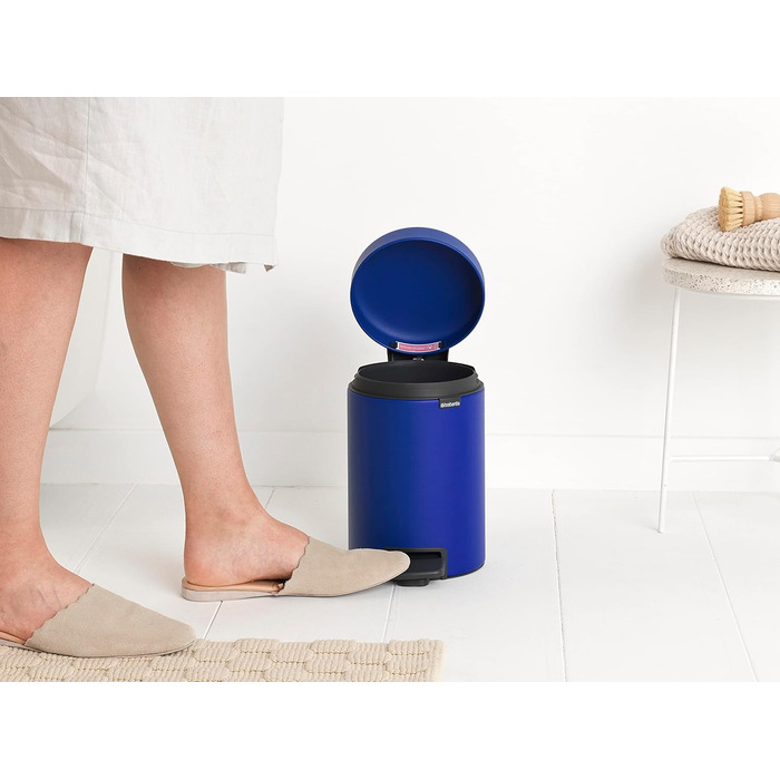 Відро для сміття Brabantia NewIcon 30L з м'яким закриттям та педальним механізмом, блакитне