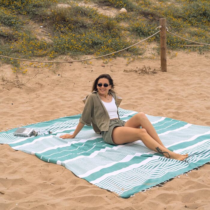 Пляжна ковдра XXL MOMOMUS Фута 210x240 см, Морська хвиля - велика, легка, компактна, для пікніка та кемпінгу, бохо стиль, антипісок